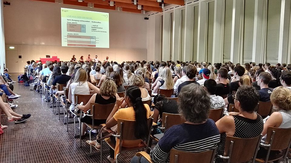 Live aus der Uni_Podiumsgespräch in der Aula