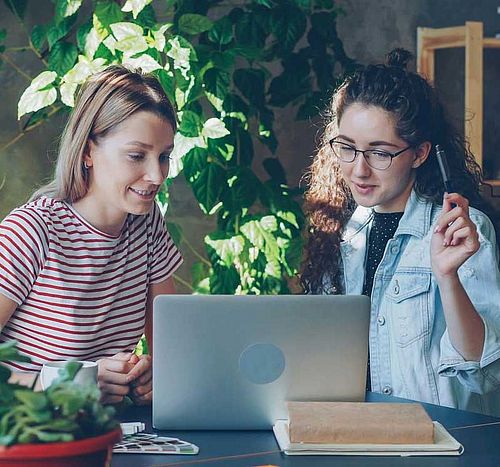 Zwei Studentinnen lernen zusammen