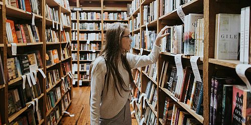 Studentin in Bibliothek